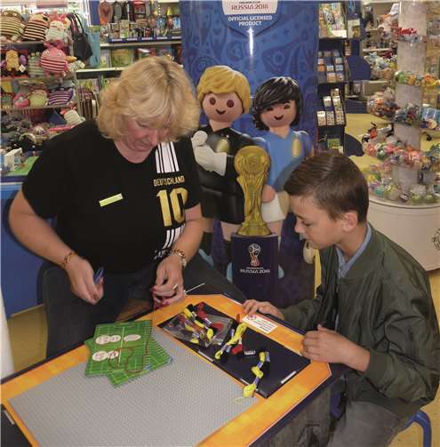 Bei der Firma Waldecker bastelten die Kids nach Anleitung Freundschaftsarmbänder in den Deutschland-Farben