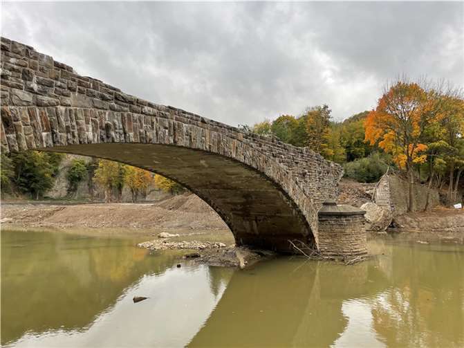 Bei der Flut verursachten die Massen von Treibgut erhebliche Schäden Foto: ROB