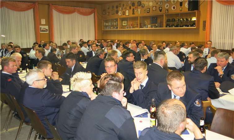 Bei der Freiwilligen Feuerwehr arbeiten die GenerationenFreiwilliger Hand in Hand. Gemeinsam lassen sie auchdas Jahr ausklingen, beim großen Ehrentag.