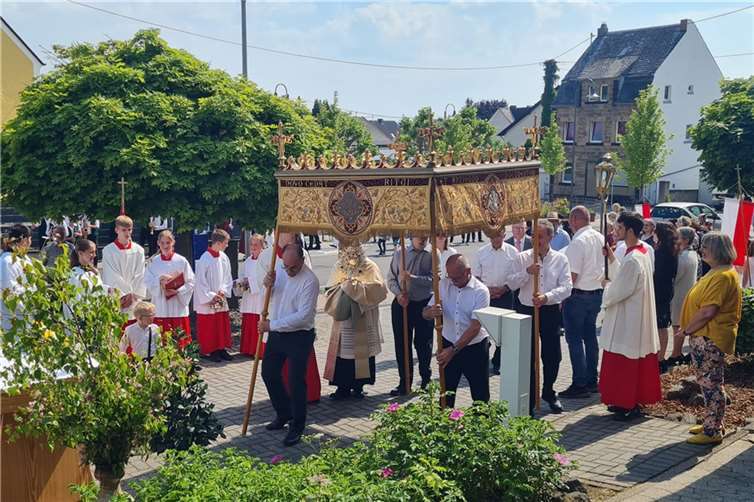 Bei der Fronleichnamsprozession vor dem Caritas Zentrum.