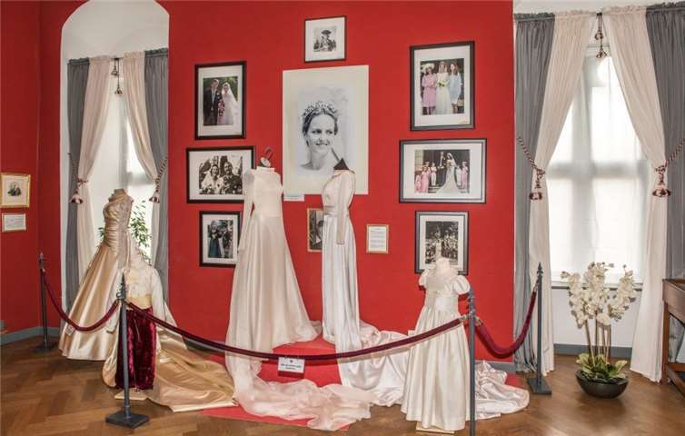 Bei der Führung „Märchenschloss & Schmuckes Eisen“ kann man am Pfingstsonntag die Brautkleider aus der fürstlichen Familie bewundern. Privat