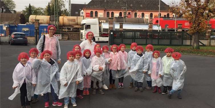 Bei der Führung durch das Werk musste die Klasse 1a mit ihren Lehrerinnen Schutzkleidung anziehen. privat