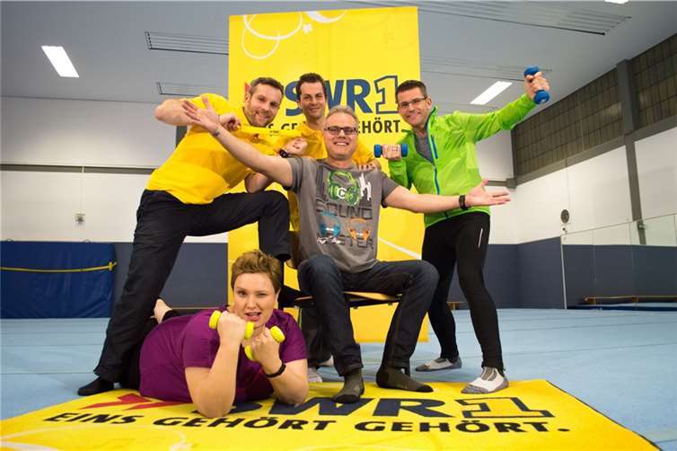 Bei der Fünf-Minuten-Fitnessaktion für Rheinland-Pfalz gehen die SWR1 Moderatoren Steffi Stronczyk (unten links), Michael Lueg (Mitte) und Frank Jenschar (rechts) per Video mit gutem Beispiel voran und zeigen wie die Übungen funktionieren. Die Fitness-Experten Björn Sterzing (oben links) und Daniel Pfirrmann (oben rechts), Diplom-Sportwissenschaftler der Johannes Gutenberg-Universität Mainz, leiten die Hörer höchstpersönlich an. Foto: SWR1