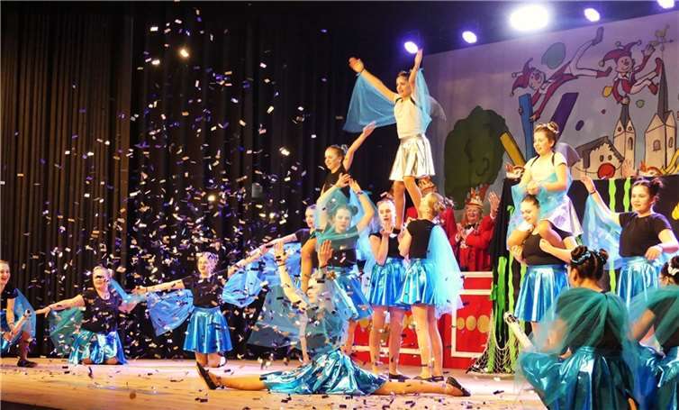 Bei der Gala-Damensitzung vom „Verein Akademie Polch“ begeisterte unter anderem deren Jugendgarde mit einer tollen Darbietung. Fotos: TE