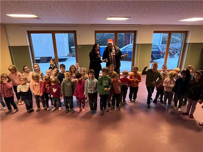 Bei der Geldübergabe: Stellvertretend für die Dorfgemeinschaft Lautzert, Oliver Leicher mit der Kita Leiterin, Tanja Asbach. Quelle: VG Puderbach