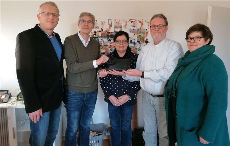 Bei der Geldübergabe an Pfarrer Dr. Reinhold Malcherek und an Diakon Michael Lux.Foto: Silke Thoma