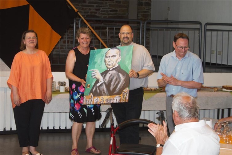 Bei der Geschenkübergabe(v.l.) Elke Grün, Elisabeth Geisen-Meyer,Präses René Unkelbach, Martin Busch