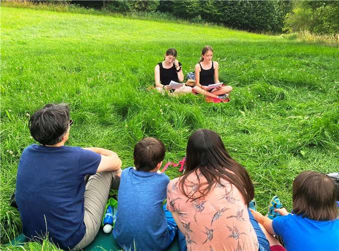 Bei der Geschichtenwanderung waren auch Kiara und Gesine als Vorleser dabei. Foto: privat