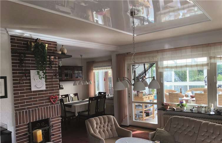 Bei der Gestaltung der Wohnzimmerdecke wurden die bereits vorhandenen stilvollen Leuchtkörper in eine moderne Deckengestaltung integriert