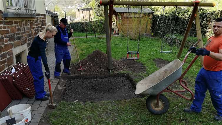 Bei der Gestaltung des Gartens musste auch eine Fallschutzmatte platziert werden. privat