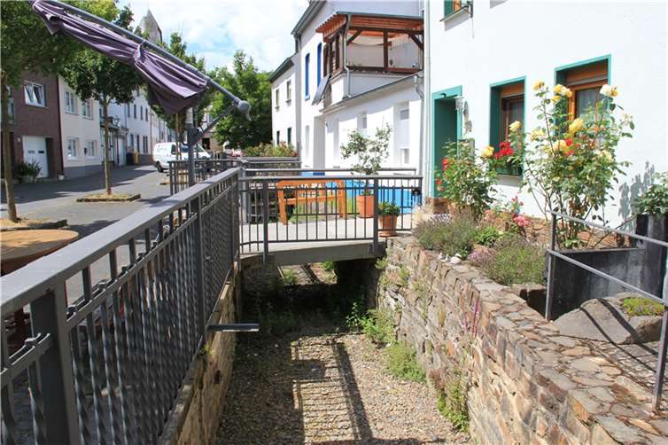 Bei der Gewässerwiederherstellung gilt das Augenmerk auch dem Ahrweiler Mühlenteich. Das Bild zeigt den aktuell trockenen Teich an der Schützbahn.  Foto: GS