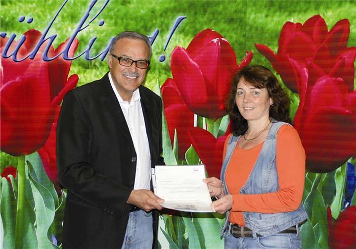 Bei der Gewinnübergabe in Sinzig nahm Rudolf Schäfer stolz seinen Preis aus den Händen von Hildegard Kriechel entgegen. privat