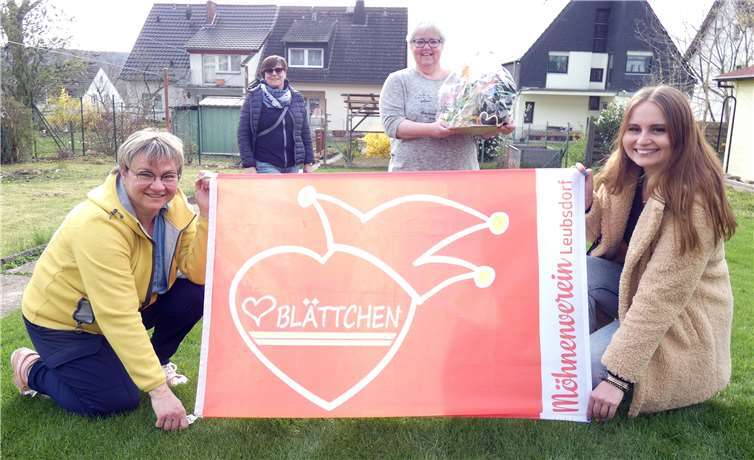 Bei der Gewinnüberreichung: Conny Lohmann (vorne links), 2. Vorsitzende Tanja Reuter (hinten links) und Lejana Walter (vorne rechts) und Gabi Kramer. Foto: privat