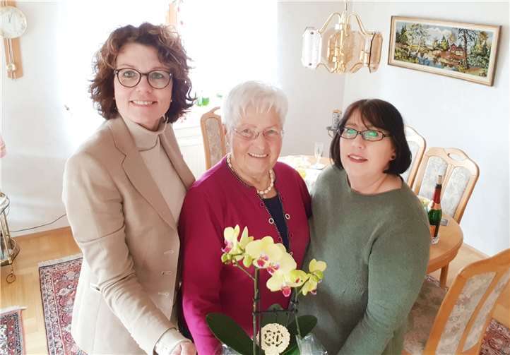 Bei der Gratulation: Heike Krämer-Resch (v.li.n.re.), Käthe Kläsgen und Ingrid Meumerzheim. Foto: privat