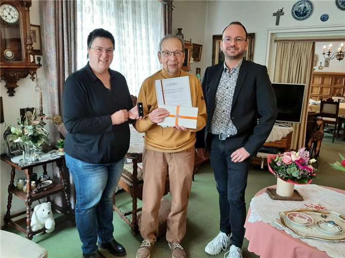 Bei der Gratulation von Hans Uhle. Foto: Frank-Michael Uhle