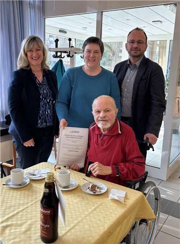 Bei der Gratulation von Herbert Hilken. Foto: Lisa Loosen