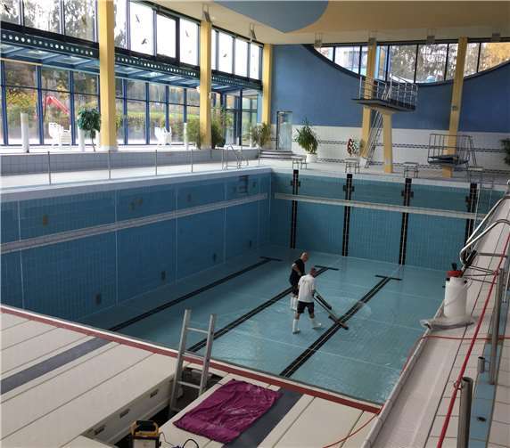 Bei der Grundreinigung im Mons-Tabor-Bad legen die Schwimmmeister selbst Hand an und schrubben das große Variobecken. Foto: Verbandsgemeinde Montabaur