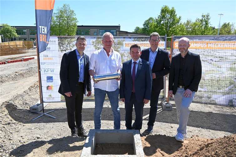 Bei der Grundsteinlegung für den Neubau der Geschwister-Scholl-Hauptschule (v.l.n.r.): Stefan Stolz- Ten Brinke, Peter Hauck- Leiter der Geschwister-Scholl-Hauptschule, Bürgermeister Holger Jung, Dirk Bahrouz- Leiter des Konrad-Adenauer-Gymnasiums und Guido Handschmann – Architekturbüro SSP Architekten Bochum. Foto: Stadt Meckenheim