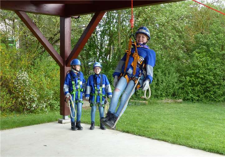 Bei der „Hängeübung“ bekommt Laura Genn vom Peter-Joerres-Gymnasium in Bad Neuenahr-Ahrweiler ein Gespür für einen korrekt angelegten Sicherheitsgurt.