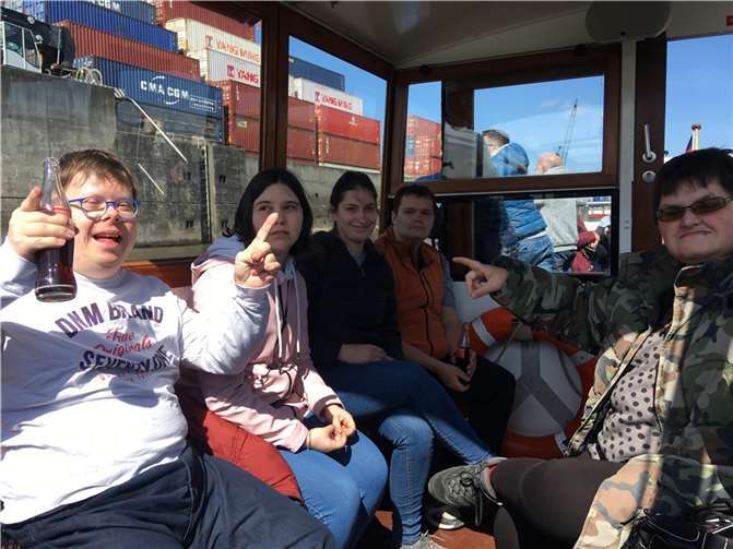 Bei der Hafenrundfahrt.