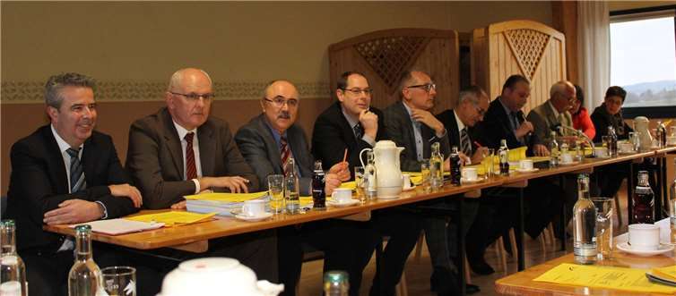 Bei der Haushaltsberatung standen Bürgermeister Johannes Bell und die Beigeordneten sowie die Fachbereichsleiter der VGV Brohltal für Fragen dem Rat zur Verfügung.WK