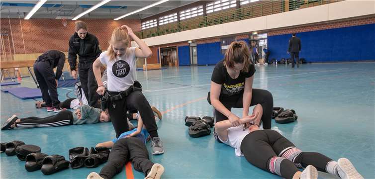 Bei der Heimerzheimer Bundespolizei informierten sich etwa 50 Besucherinnen über die Arbeit als Polizistin. Dazu gehörte auch das fachmännische Fesseln eines Kontrahenten.Foto: -JOST-