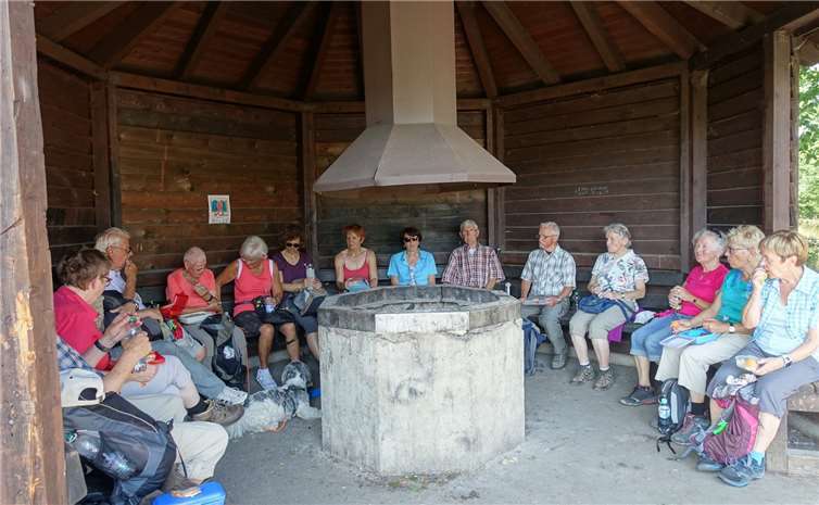 Bei der Hüttenrast auf dem Mühlenberg saß man gesellig beieinander. Fotos: Eifelverein Sinzig