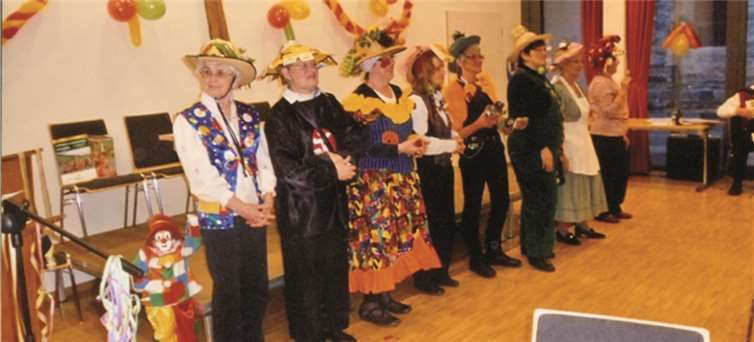Bei der Hutparade bewiesen die Senioren viel Kreativität.privat