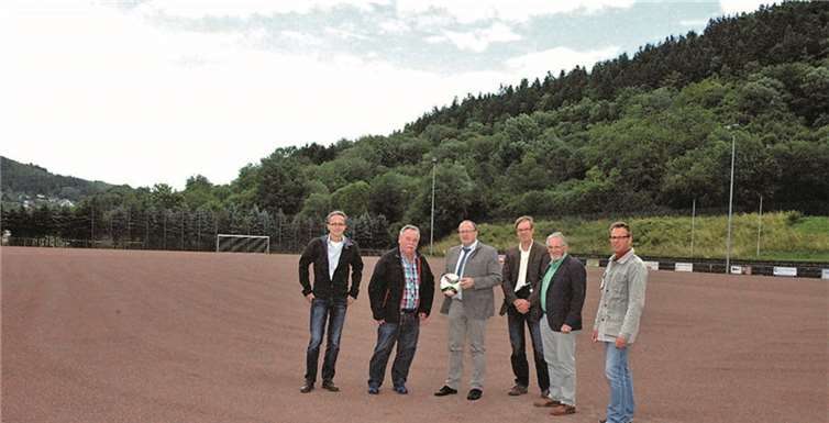 Bei der Inaugenscheinnahme und Freigabe des Tennenplatzes: v.l. Michael Brück, IBS-Ingenieure, Detlef Goebel, Vorsitzender TuWi Adenau, Guido Nisius, Bürgermeister VG Adenau, Bernd Backes, Jürgen de Temple, 1. Beigeordneter VG Adenau, und Dirk Hansen.Norbert Ulrich