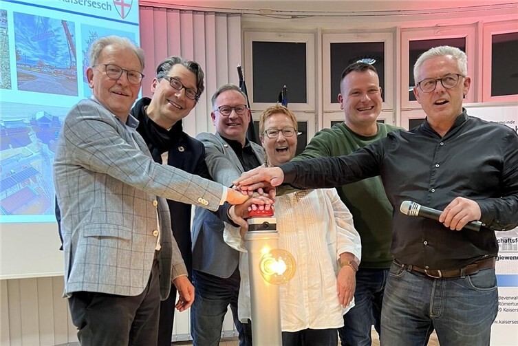 Bei der Inbetriebnahme der Photovoltaik-Carport-Anlage.Foto: VGV Kaisersesch/Martina Vogel