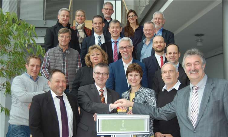 Bei der Inbetriebnahme des Netzes überzeugten sich Vertreter von Bund und Land mit Landrat Dr. Alexander Saftig und Vertretern von innogy und Westnetz vom modernen Glasfasernetz, das den Gewerbetreibenden Übertragungskapazitäten bis in den Gigabitbereich ermöglicht.Foto: SK