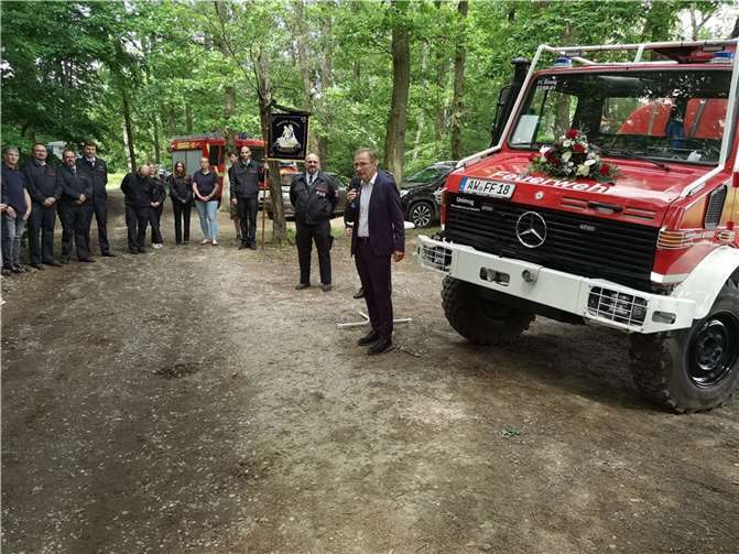 Ein Fahrzeug mit bemerkenswerter Vorgeschichte Bei der Indienststellung richtete Bürgermeister Andreas Geron seine Worte an die Anwesenden. Foto: BL