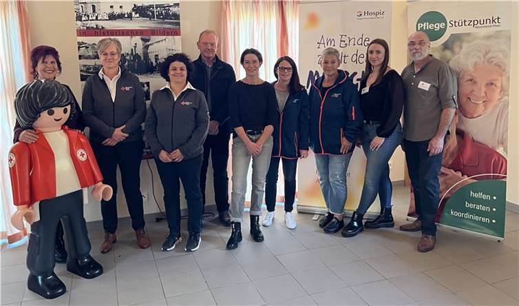 Bei der Infoveranstaltung für Senioren erfuhren die Anwesenden, wo sie im Alter welche Hilfe bekommen können. Marion Simonis, Leiterin des DRK-HausNotrufs (2. v. li.), Sana Daghfous-Soussi, Leiterin der DRK-Breitenausbildung (3. v. li.), Pflegedienstleiterin Nadine Esch (4. v. re.) und Leiterin Haushalts- und BetreuungsService Andrea Kerl (3. v. re.) von der DRK-Sozialstation Niederzissen, Isabelle Löwer (2. v. re.) und Dieter Germscheid (re.) vom Pflegestützpunkt Bad Breisig/Brohltal, Gemeindeschwester Plus Sabine Kröll (li.), Silke Bauer Hospizfachschwester vom Hospiz-Verein Rhein-Ahr e.V (5. v. li.) und Wolfram Knabe, Senioren Sicherheitsbeauftragte der Stadt Bad Neuenahr-Ahrweiler (4. v. li.) ließen keine Frage unbeantwortet.  Foto: Astrid Zens / DRK-Kreisverband Ahrweiler e.V.)