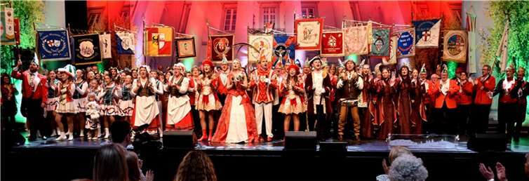 Bei der Inthronisation waren neben dem Hofstaat auch Abordnungen aller AKK Vereine auf der Bühne.