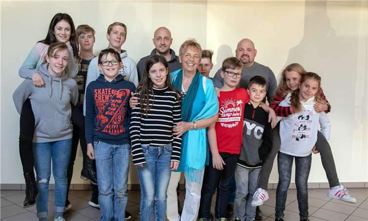 Bei der Jahresabschlussfeier des AWO-Ortsvereins Swisttal im Dorfhaus Miel waren auch die „Heino-Kinder“ dabei, die am Jugendcamp im holländischen Ort Heino teilgenommen hatten. Darüber freute sich die Vorsitzende Maria Gleißner (Mitte) besonders. JOST