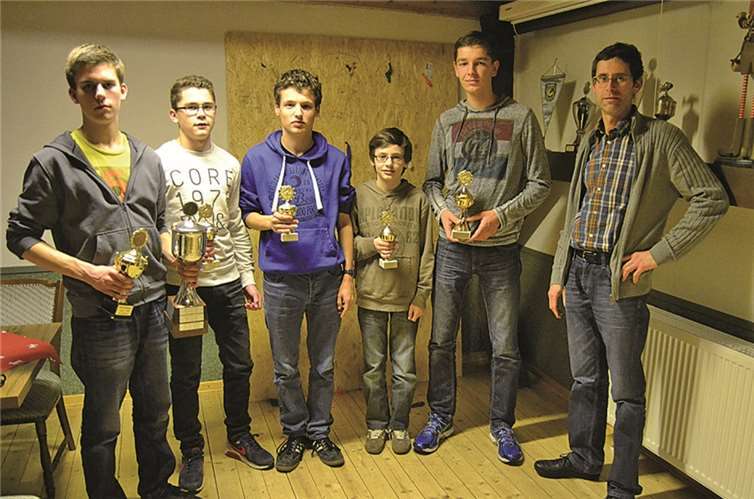 Bei der Jahresabschlussfeier ehrte ASV-Jugendwart Guido Mertlich (rechts) die Vereinsmeister (von links): Jugendvereinsmeister Matthias Mertlich, Alban Mertlich, Niklas Treib, Tobias Treib und Sören Nachtsheim.WK