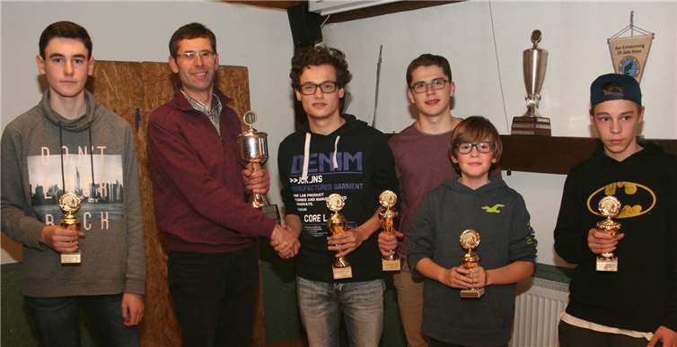 Ehrung und Auszeichnung der Jugendvereinsmeister  Bei der Jahresabschlussfeier konnte ASV-Jugendwart Guido Mertlich (2.v.l.) auch die Vereinsmeister ehren und mit Pokalen auszeichnen. WER