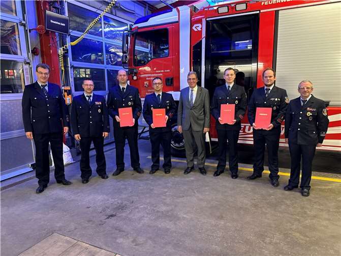 Bei der Jahreshauptversammlung der Freiwilligen Feuerwehr Nentershausen kam es zu einem Wechsel in der Wehrführung: (v.l.) Wehrführer Hendrik Mansel, der neue Jugendwart Jan Schäfer, die scheidenden Stellvertretenden Wehrführer Sebastian Meudt und Boris Kremer, der Erste Beigeordnete Andree Stein, die neuen Stellvertretenden Wehrführer Alexander Wolf und Marvin Schmitt sowie der Stellvertretende Wehrleiter Hans-Joachim Klimke.  Foto: VG Montabaur / Feuerwehr Nentershausen