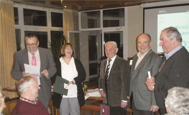 Bei der Jahreshauptversammlung des Theater- und Heimatvereins Fidelio Mülheim e.V. wurden mehrere Mitglieder für ihre langjährige Zugehörigkeit zum Verein geehrt. privat