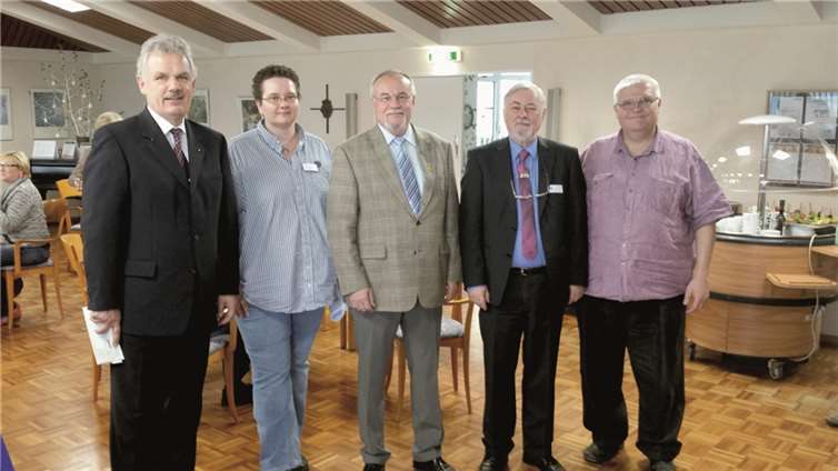 Bei der Jahreshauptversammlung des VdK-Ortsverbands Rheinbach waren (von links) Bürgermeister Stefan Raetz, Janine Leven, Günter Wittmer, Ulrich Keller und Peter Theisen zu Gast.privat