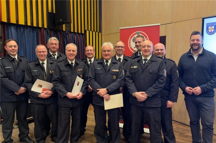 Bei der Jahreshauptversammlung wurden langjährige Mitglieder geehrt. Auf dem Foto von links nach rechts: Jamie Cachola, Joachim Krech, Helmut Pfaff, Michael Güls, Kevin Nenzel, Jürgen Noll, Thorsten Kämpf, Alexander Groß, Sascha Lauer, Andreas Seil und Lennart Siefert
