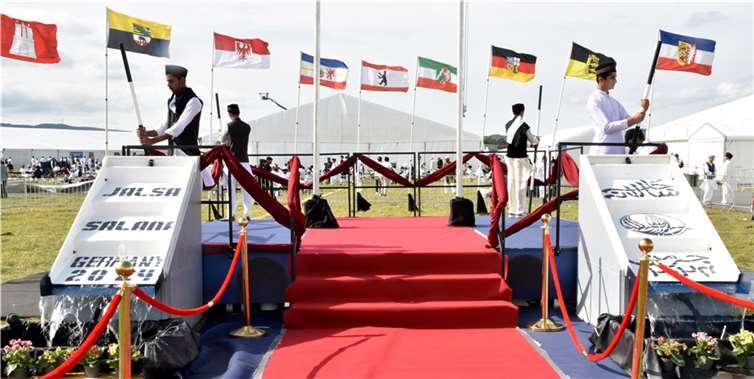 Bei der Jalsa Salana wurden die Flaggen aller Bundesländer von 4 Männern symbolisch bewacht.