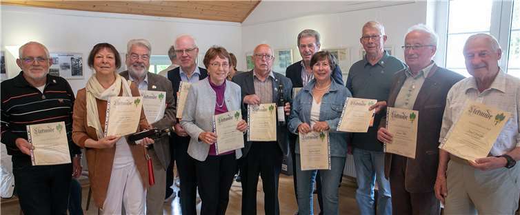Bei der Jubiläumsfeier zeichnete der Eifelvereins-Vorsitzende Heinz Kessel eine Reihe von langjährigen Mitgliedern mit der Ehrennadel des Vereins, einer Ehrenurkunde sowie einer Flasche „Jubiläumswein des Eifelvereins Rheinbach“ aus.Foto: JOST