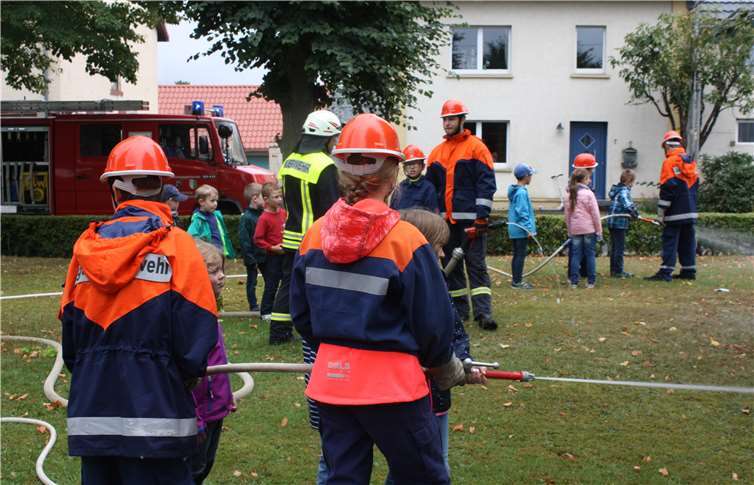 Bei der Jugendfeuerwehr Hübingen/Oberelbert konnten die Kinderdie Feuerwehrkräfte unterstützen.