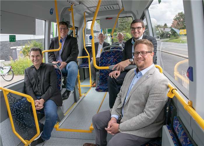Bei der Jungfernfahrt der Kleinbuslinie 881 zwischen dem Einkaufszentrum Berkum und Sportplatz Pech überzeugten sich die Verantwortlichen von der Qualität des Angebots.Fotos: JOST