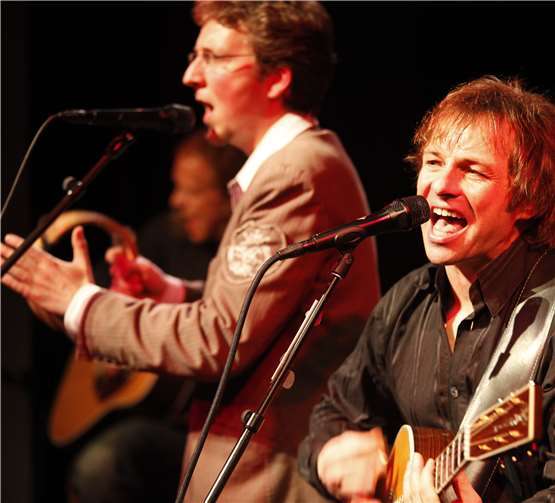 Bei der Juni-Verlosung der röhrig-forum Kulturbühne kann man viele Eintrittskarten für fantastische Konzerte gewinnen, so auch für ein Festungs-Konzert mit der Simon & Garfunkel Band am 19. Juli mit Gratis- Bus-Transfer und Verzehrbon. privat