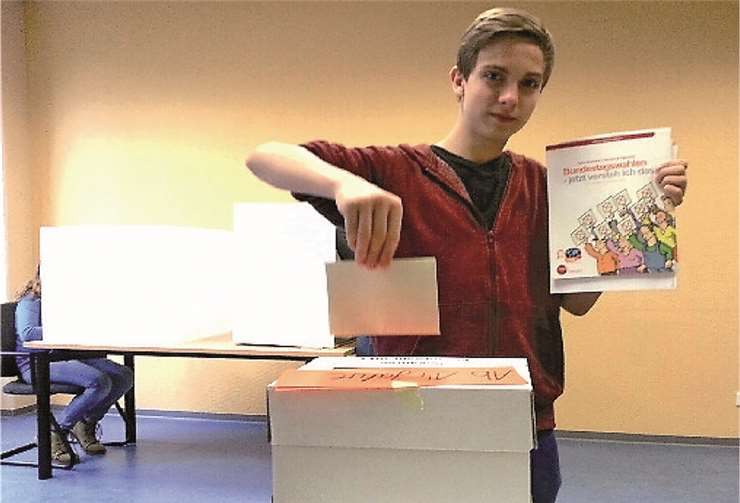 Bei der „Juniorwahl“ dürfen auch die jungen Mitbürger ihre Stimme abgeben.  Privat