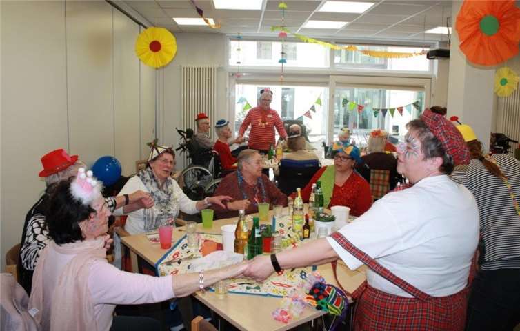 Bei der Karnevalsfeier des St. Stephanus Seniorenzentrums Polch wurde kräftig geschunkelt.privat