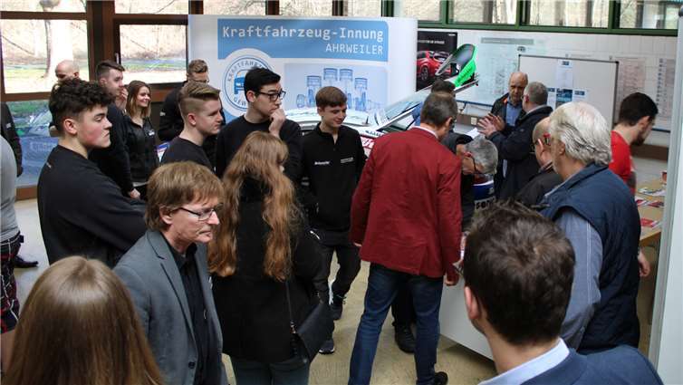 Bei der Kfz-Innung Ahrweiler war einiges los.Fotos: DU