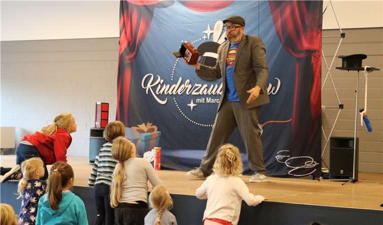 Bei der Kinderzaubershow von Marc Hagenbeck hielt es die kleinen Zuschauer nicht mehr auf ihren Plätzen.